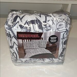 Graphic Black and White
Jay Franco Queen DeadPool Sheet Set